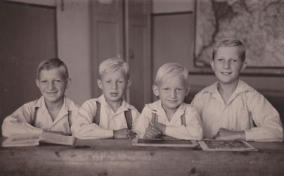 <p>Die Brüder Horst, Christopher, Albrecht und Ulrich (von links) in der Schule. Neuhausen, Ostpreußen, um 1935–1936.<br />
<em>Aus dem Familienarchiv</em></p>

