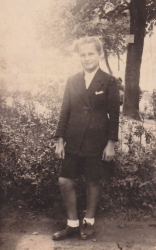<p>Pirmoji dvylikametės Ingrid Ursulos Ramm nuotrauka Lietuvoje, prie Kauno muzikinio teatro. Apie 1947 m.<br />
<em>Iš šeimos archyvo</em></p>
