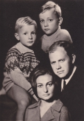 <p>Marija ir Algirdas Brukai su sūnumis Edmundu ir Raimondu. Kaunas, apie 1969–1970 m.<br />
<em>Iš šeimos archyvo</em><br />
 </p>
