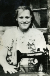 <p>Septyniolikmetė Dora Brandt prie siuvimo mašinos. Neravų kaimas, Kaišiadorių r., apie 1948 m.<br />
<em>Iš vokiečių bendrijos „Edelweiss“ archyvo</em></p>
