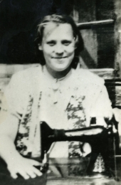 <p>Dora Brandt mit 17 Jahren an der Nähmaschine. Neravai, Rajongemeinde Kaišiadorys, um 1948.<br />
<em>Aus dem Verein „Edelweiss“ Archiv </em></p>
