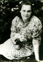 <p>Aštuoniolikmetė Dora Brandt. Žasliai, Kaišiadorių r., apie 1949 m.<br />
<em>Iš vokiečių bendrijos „Edelweiss“ archyvo</em></p>
