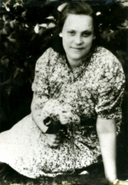 <p>Dora Brandt mit 18 Jahren. Žasliai, Rajongemeinde Kaišiadorys, um 1949.<br />
<em>Aus dem Verein „Edelweiss“ Archiv </em></p>
