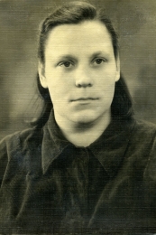 <p>Dora Brandt mit 19 Jahren. Žasliai, Rajongemeinde Kaišiadorys, um 1950.<br />
<em>Aus dem Verein „Edelweiss“ Archiv </em></p>

