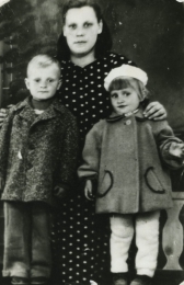 <p>Dora Brandt su prižiūrimais vaikais. Žasliai, Kaišiadorių r., apie 1957 m.<br />
<em>Iš vokiečių bendrijos „Edelweiss“ archyvo</em></p>
