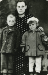 <p>Dora Brandt mit ihren Schutzbefohlenen. Žasliai, Rajongemeinde Kaišiadorys, um 1957.<br />
<em>Aus dem Verein „Edelweiss“ Archiv </em></p>
