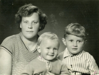 <p>Dora Brandt mit ihren Schutzbefohlenen Gytis und Vytenis. Vilnius, 1950er Jahre.<br />
<em>Aus dem Verein „Edelweiss“ Archiv </em></p>
