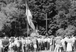 <p>Paminklinio kryžiaus nužudytiems ir nuo bado mirusiems Rytų Prūsijos gyventojams atminti šventinimo ceremonija. Mikytai, Pagėgių r., 1992 m. birželio 20 d.<br />
<em>Iš vokiečių bendrijos „Edelweiss</em>“<em> archyvo</em></p>
