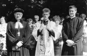 <p>Paminklinio kryžiaus nužudytiems ir nuo bado mirusiems Rytų Prūsijos gyventojams atminti šventinimo ceremonija. Mikytai, Pagėgių r., 1992 m. birželio 20 d.<br />
<em>Iš vokiečių bendrijos „Edelweiss</em>“<em> archyvo</em></p>
