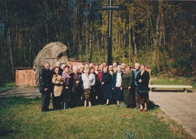<p>Mitglieder des Vereins „Edelweiß-Wolfskinder“. Mikytai, Rajongemeinde Pagėgiai, 26. April 2004.<br />
<em>Aus dem „Edelweiß-Wolfskinder“ Vereinsarchiv</em></p>
