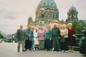 <p>Vokiečių bendrijos „Edelweiss-Wolfskinder“ nariai prie Berlyno katedros. Vokietija, 2006 m. rugpjūčio 31 d.<br />
<em>Iš vokiečių bendrijos „Edelweiss</em>“<em> archyvo</em></p>
