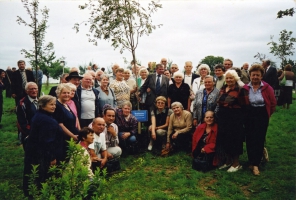 <p>Vokiečių bendrijos „Edelweiss-Wolfskinder“ nariai sodina bendrijai skirtą medelį Schloß Stetteno rezidencijoje. Vokietija, 2006 m.<br />
<em>Iš vokiečių bendrijos „Edelweiss-Wolfskinder</em>“<em> archyvo</em></p>
