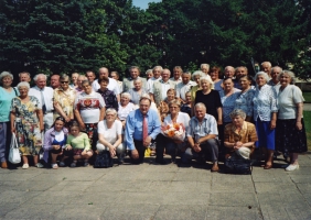 <p>Vokiečių bendrijos „Edelweiss-Wolfskinder“ nariai kartu su Lietuvos garbės konsulu Vokietijos Federacinės Respublikos Badeno-Viurtembergo federalinėje žemėje baronu Wolfgangu Frhr. von Stettenu (centre). Šiauliai, 2010 m. liepos 16 d.<br />
<em>Iš vokiečių bendrijos „Edelweiss-Wolfskinder</em>“<em> archyvo</em></p>
