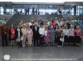 <p>Vokiečių bendrijos „Edelweiss-Wolfskinder“ nariai Vokietijos Bundestago rūmuose kartu su Lietuvos garbės konsulu Vokietijos Federacinės Respublikos Badeno-Viurtembergo federalinėje žemėje baronu Wolfgangu Frhr. von Stettenu (centre). Vokietija, 2011 m. gegužės 9 d.<br />
<em>Iš vokiečių bendrijos „Edelweiss-Wolfskinder</em>“<em> archyvo</em></p>
