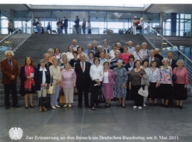 <p>Mitglieder des Vereins „Edelweiß-Wolfskinder“ mit dem litauischen Honorarkonsul für Baden-Württemberg Wolfgang Frhr. von Stetten (Mitte) im Bundestagsgebäud. Deutschland, 9. Mai 2011.<br />
<em>Aus dem „Edelweiß-Wolfskinder“ Vereinsarchiv</em></p>
