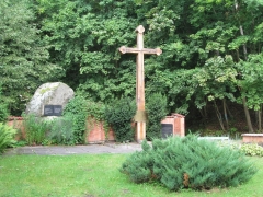 <p>Das neue „Wolfskinderkreuz“ zum Gedächtnis an die ermordeten und verhungerten Bewohner Ostpreußens, errichtet 2014. Mikytai, Rajongemeinde Pagėgiai, 2015.<br />
<em>Aus dem „Edelweiß-Wolfskinder“ Vereinsarchiv</em></p>
