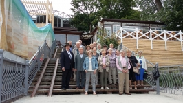 <p>Mitglieder des Vereins „Edelweiß-Wolfskinder“ mit dem litauischen Honorarkonsul für Baden-Württemberg Wolfgang Frhr. von Stetten (zuerst von links) in Neukuhren (heute Pionerski). Kaliningrad Oblast, Russland, 3. August 2017.<br />
<em>Aus dem „Edelweiß-Wolfskinder“ Vereinsarchiv</em></p>
