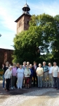 <p>Mitglieder des Vereins „Edelweiß-Wolfskinder“ mit dem litauischen Honorarkonsul für Baden-Württemberg Wolfgang Frhr. von Stetten (fünfter von rechts) neben der Pfarrkirche St. Jacobi in Wehlau (heute Snamensk). Kaliningrad Oblast, Russland, 4. August 2017.<br />
<em>Aus dem „Edelweiß-Wolfskinder“ Vereinsarchiv</em></p>
