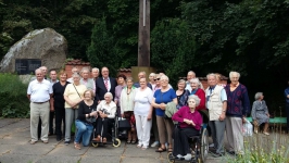 <p>Vokiečių bendrijos „Edelweiss-Wolfskinder“ nariai kartu su Lietuvos garbės konsulu Vokietijos Baden-Viurtembergo žemėje baronu Wolfgangu Frhr. von Stettenu (centre). Mikytai, Pagėgių r., 2017 m. rugpjūčio 4 d.<br />
<em>Iš vokiečių bendrijos „Edelweiss-Wolfskinder“ archyvo</em></p>
