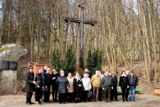 <p>Mitglieder des Vereins „Edelweiß-Wolfskinder“ mit dem litauischen Honorarkonsul für Baden-Württemberg Wolfgang Frhr. von Stetten (zuerst von links). Mikytai, Rajongemeinde Pagėgiai, 6. April 2018.<br />
<em>Aus dem „Edelweiß-Wolfskinder“ Vereinsarchiv</em></p>
