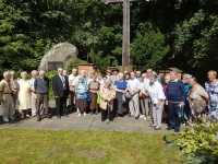 <p>Vokiečių bendrijos „Edelweiss-Wolfskinder“ nariai kartu su Lietuvos garbės konsulu Vokietijos Baden-Viurtembergo žemėje baronu Wolfgangu Frhr. von Stettenu (centre). Mikytai, Pagėgių r., 2019 m. liepos 20 d.<br />
<em>Iš vokiečių bendrijos „Edelweiss-Wolfskinder“ archyvo</em></p>
